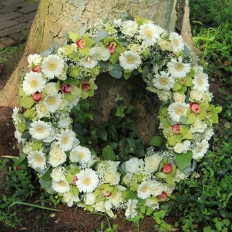 corona f&uacute;nebre blanca